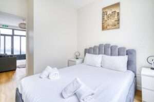 Petite perle blanche & moderne procheTour eiffel